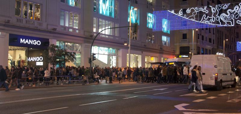 Ríos de gente junto a las tiendas más populares de Gran Vía